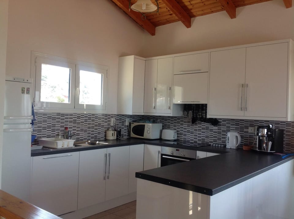 Recently fitted  kitchen with built in dishwasher and modern appliances.