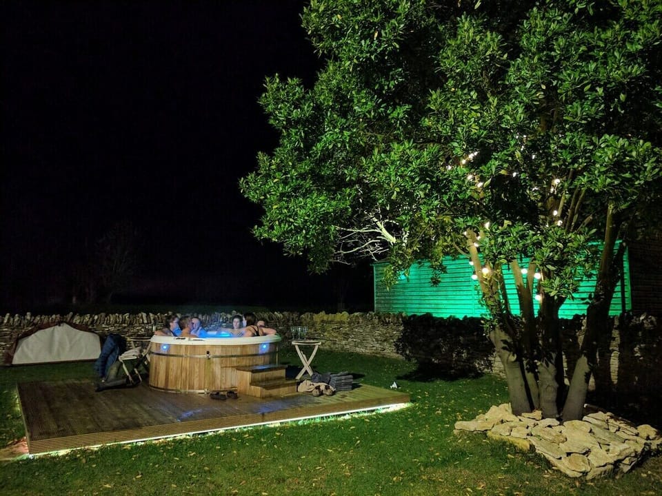 Outdoor spa tub