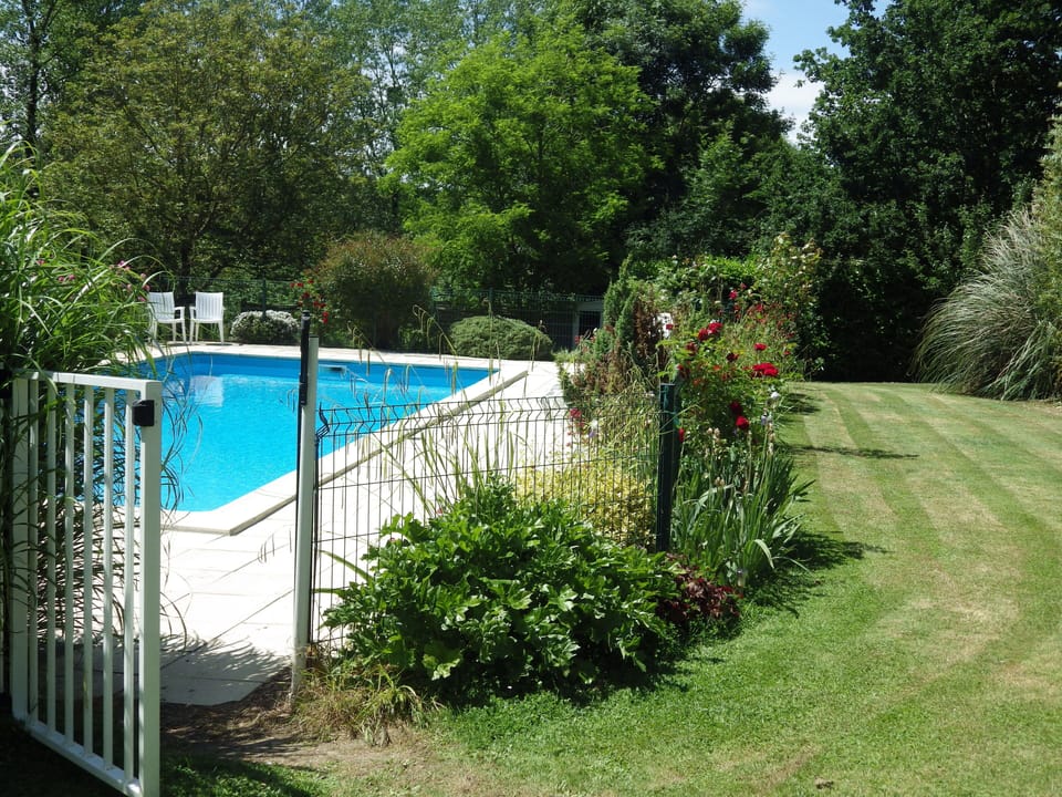 Gate through to pool 