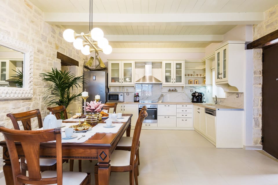 The kitchen is fully equipped and totally functional!