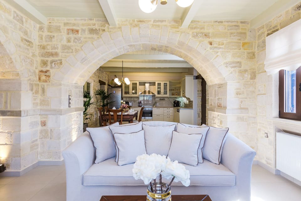 Direct access to the kitchen and dining area!