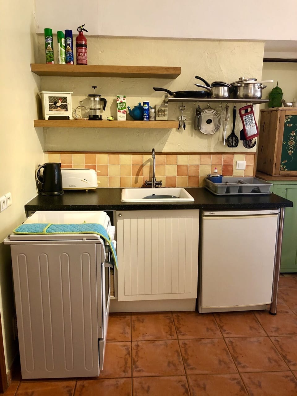 Kitchenette. 