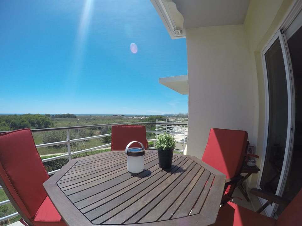 Balcony with sea view. Sun all day. Extensible Awning