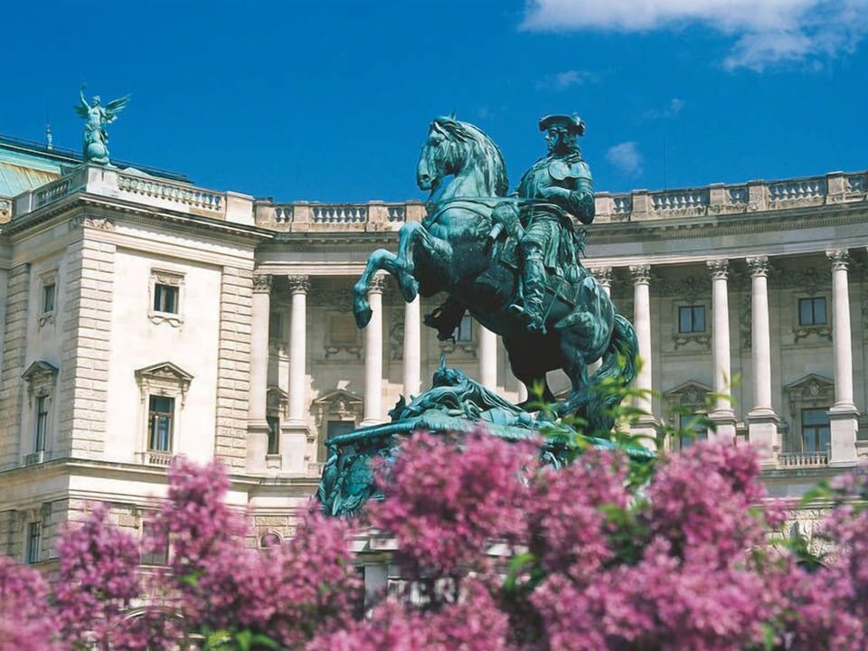 Heldenplatz: 300 meters from the apartment!