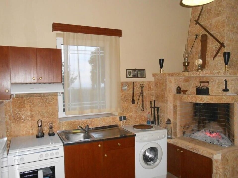 kitchen 2 - fireplace