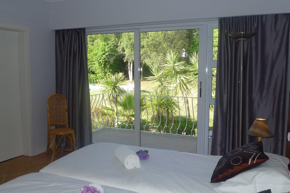 Main Bed room with balcony, view to Pool and Garden