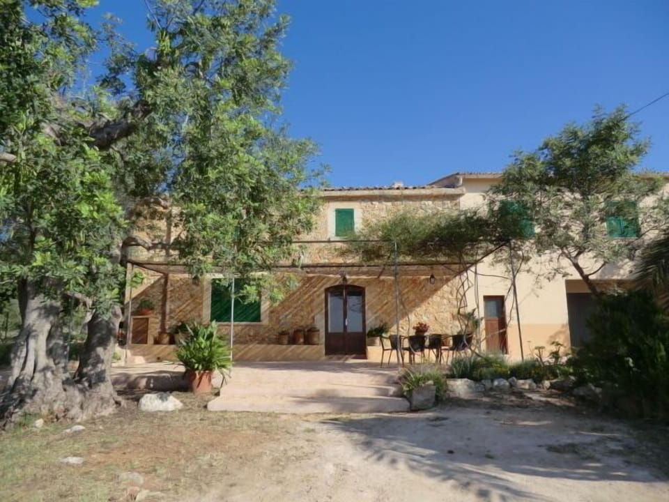 Els Garroverets - front view of the holiday house with terrace