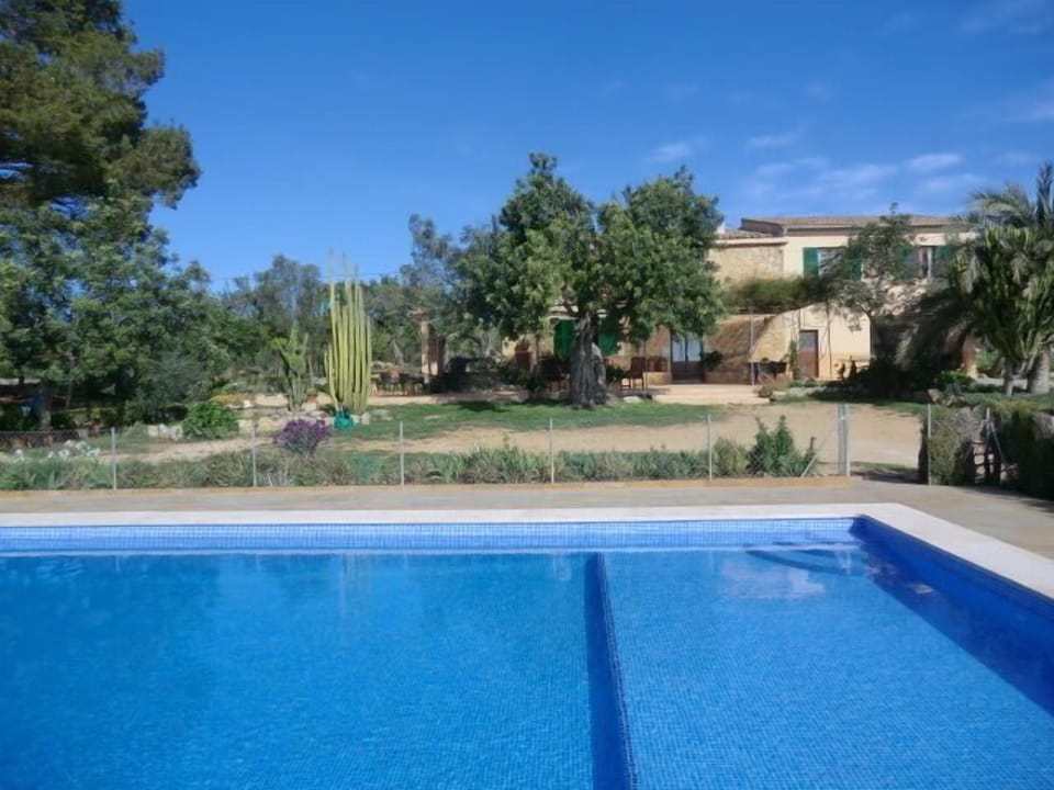 Els Garroverets - front view of the holiday house with child-safe pool