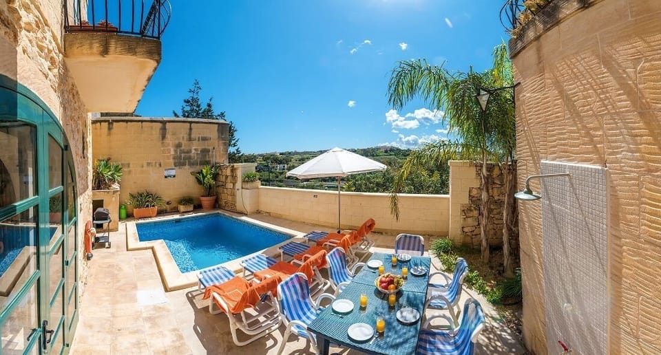 Beautiful poolarea, terrace and BBQ