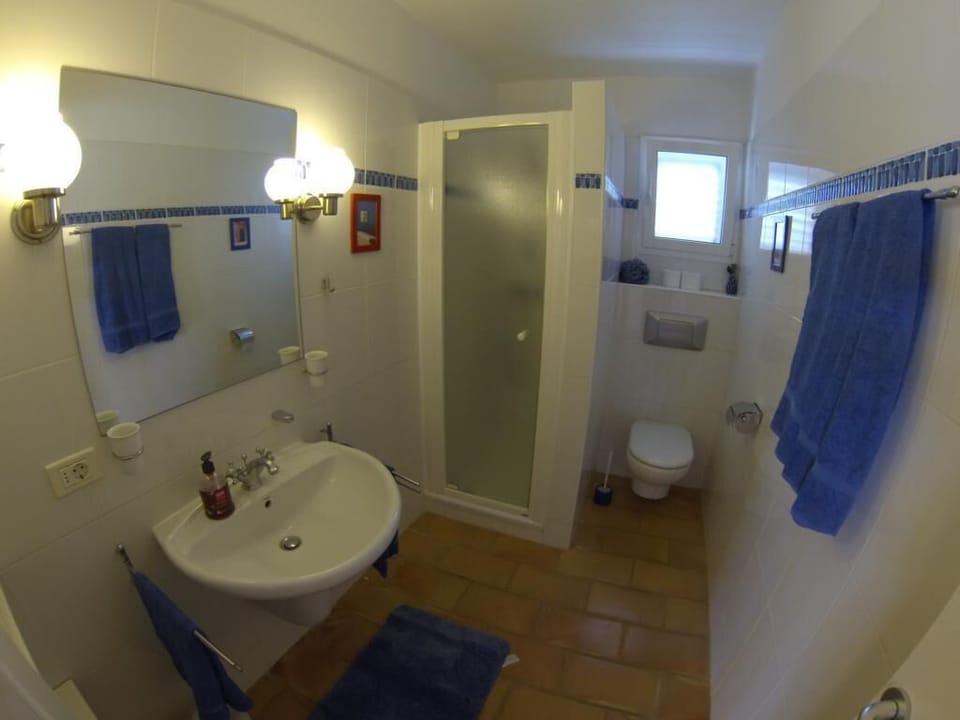2 separated bathrooms