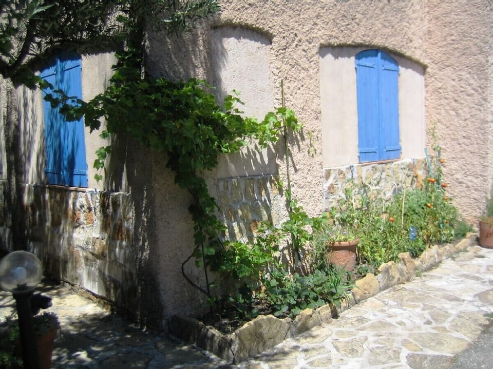 holiday flat outside view roght