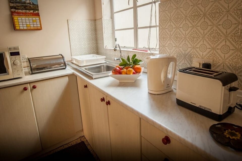 Kitchen with gaz-oven, fridge/freezer, electric kettle, toaster etc