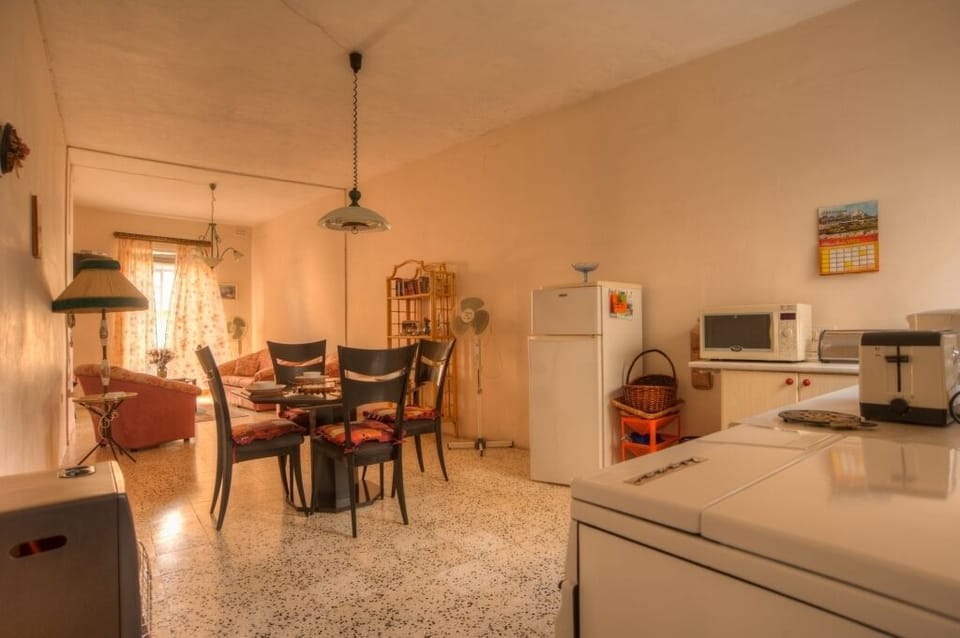 Total view of the breakfast kitchen with living area, dining Corner and kitchen