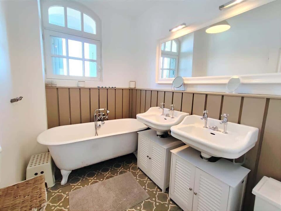 Salle de bain côté mer avec baignoire, double vasque