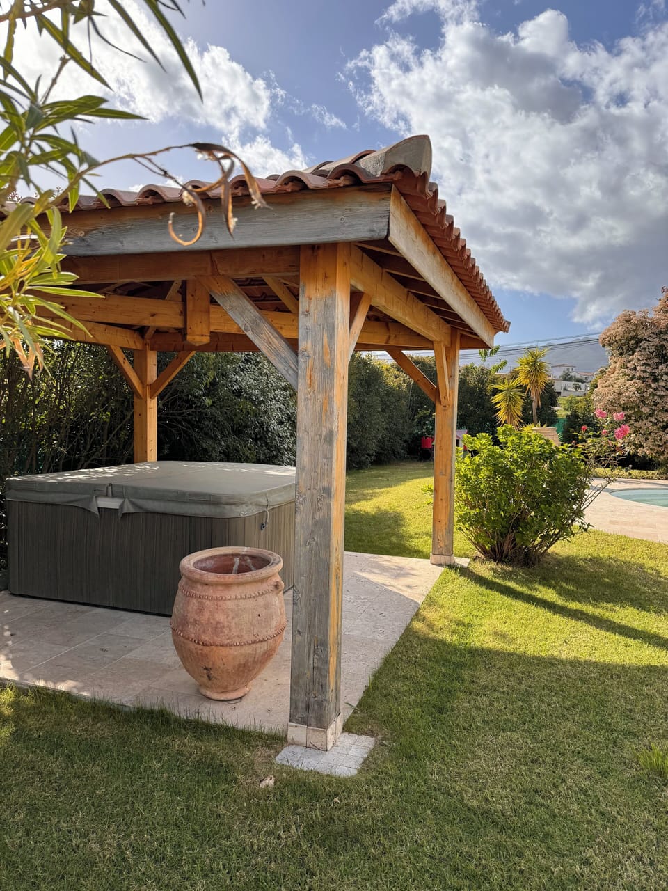 Outdoor spa tub