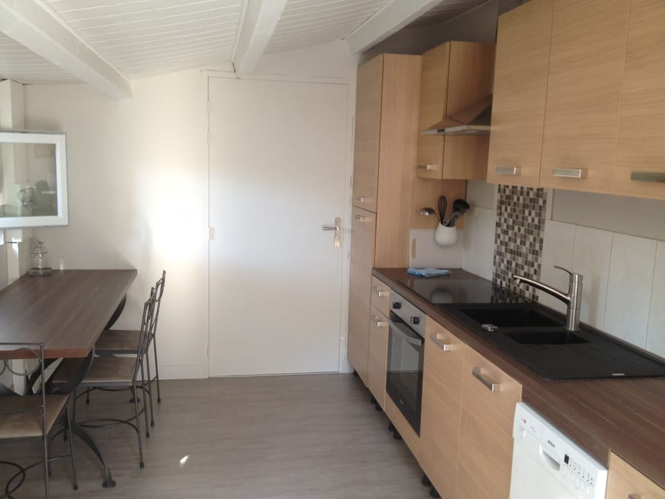 Kitchen, with a fridge, a freezer, hob, oven, hood, dishwasher & microwave