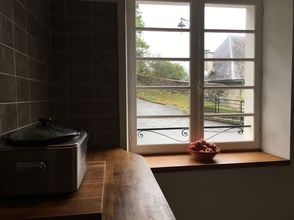 Cuisiner dans une village rurale: ou les chevres descendent de la montagne.