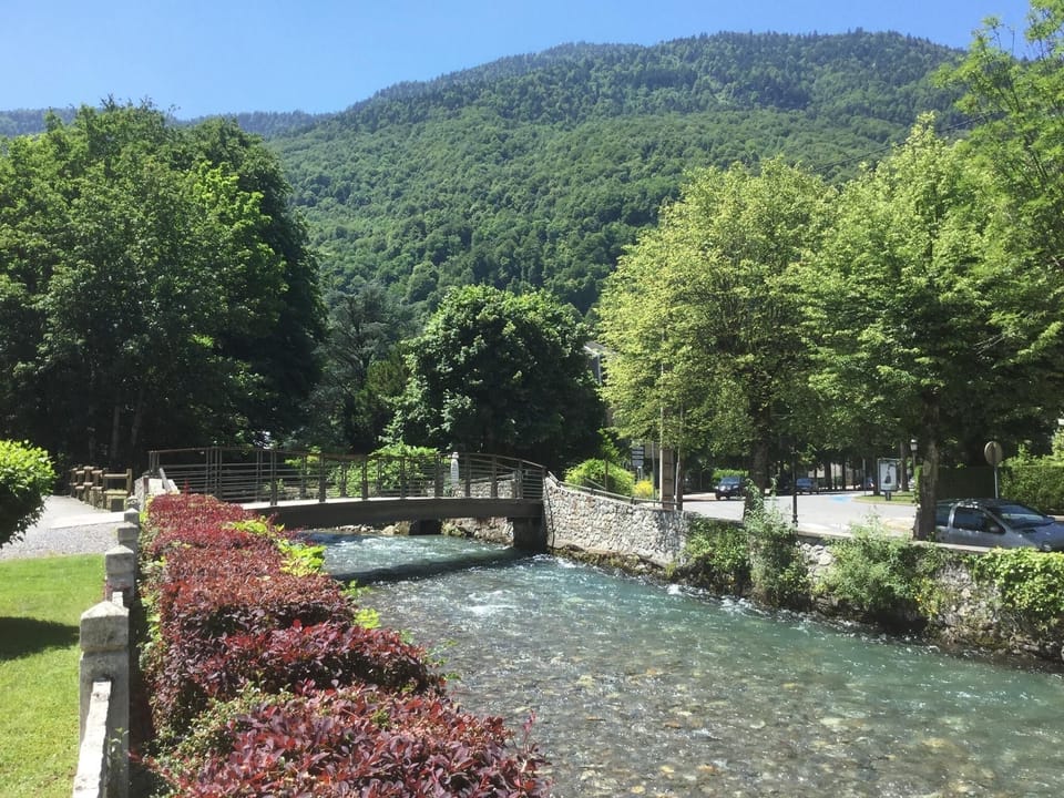 A 10-minute cycle to tennis, mini golf, swimming and Luchon parks.
