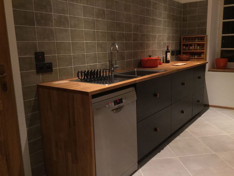 Dishwasher, plenty of space, microwave, slow cooker... a recipe for relaxing.