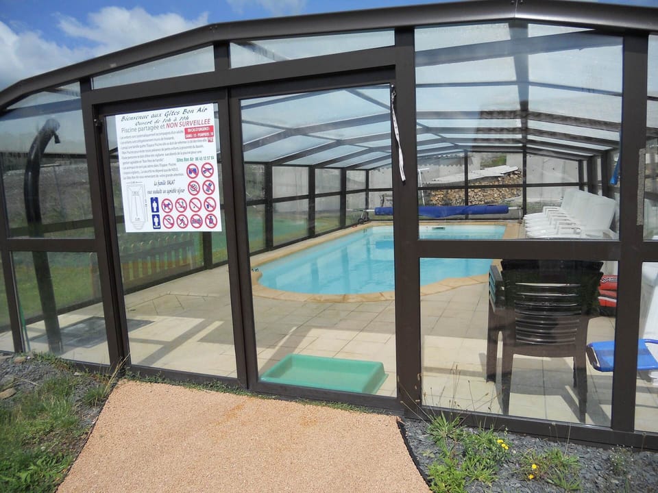Vue intérieur de la piscine sous abri
