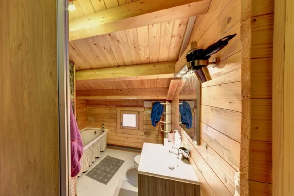 salle d'eau avec baignoire dans le gîte Puy Mary