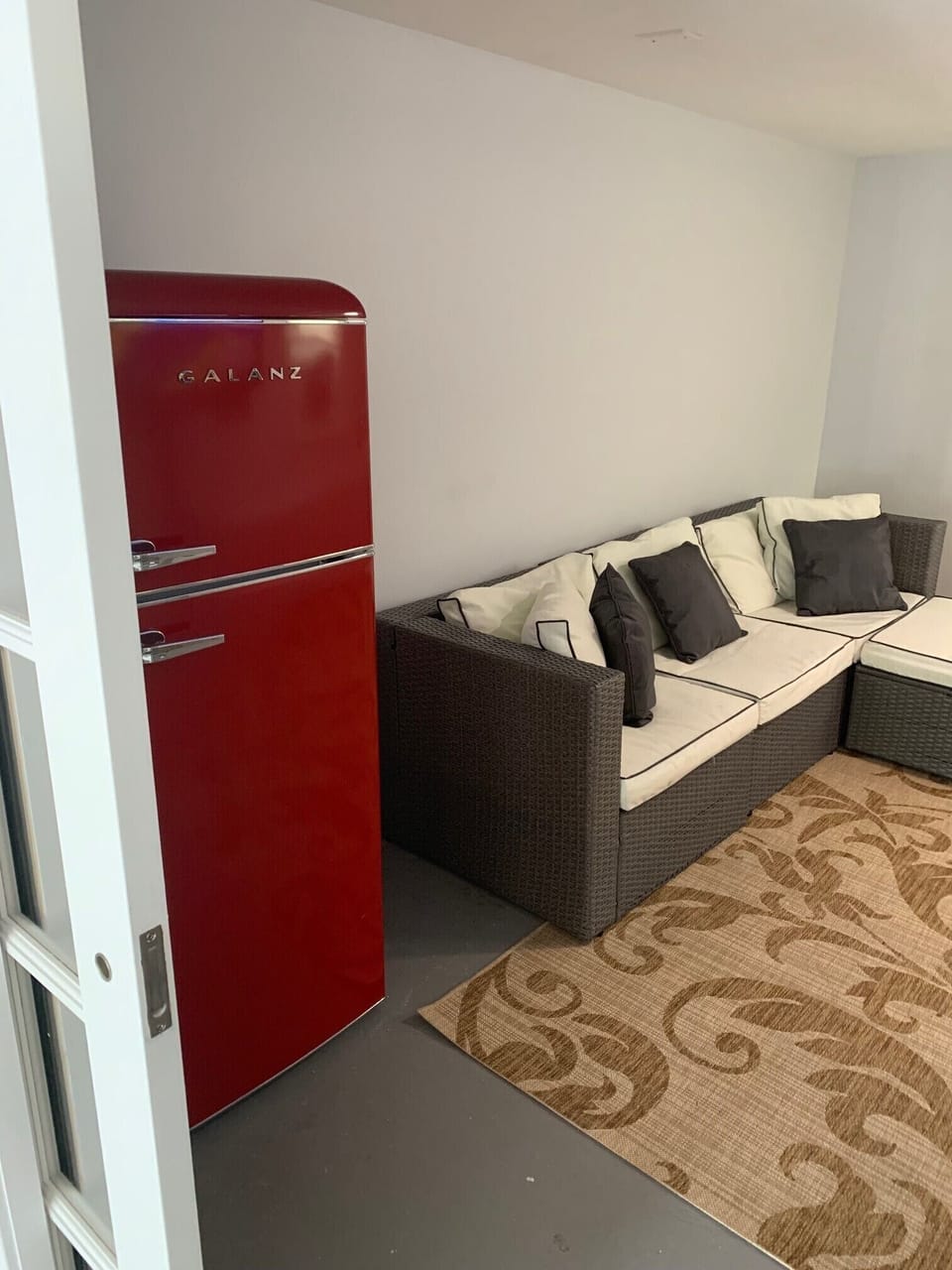 Bonus room in the garage / great for after beach or movies at night 