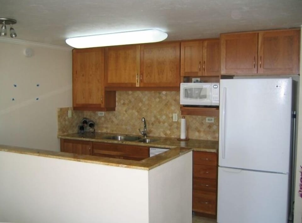Granite top upscale full-kitchen with new everything!