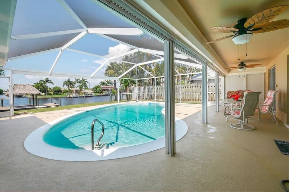Pool and outdoor dining. 