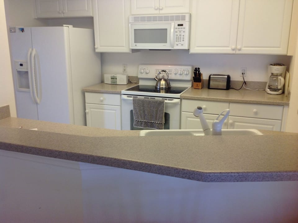 Full service kitchen with Bar