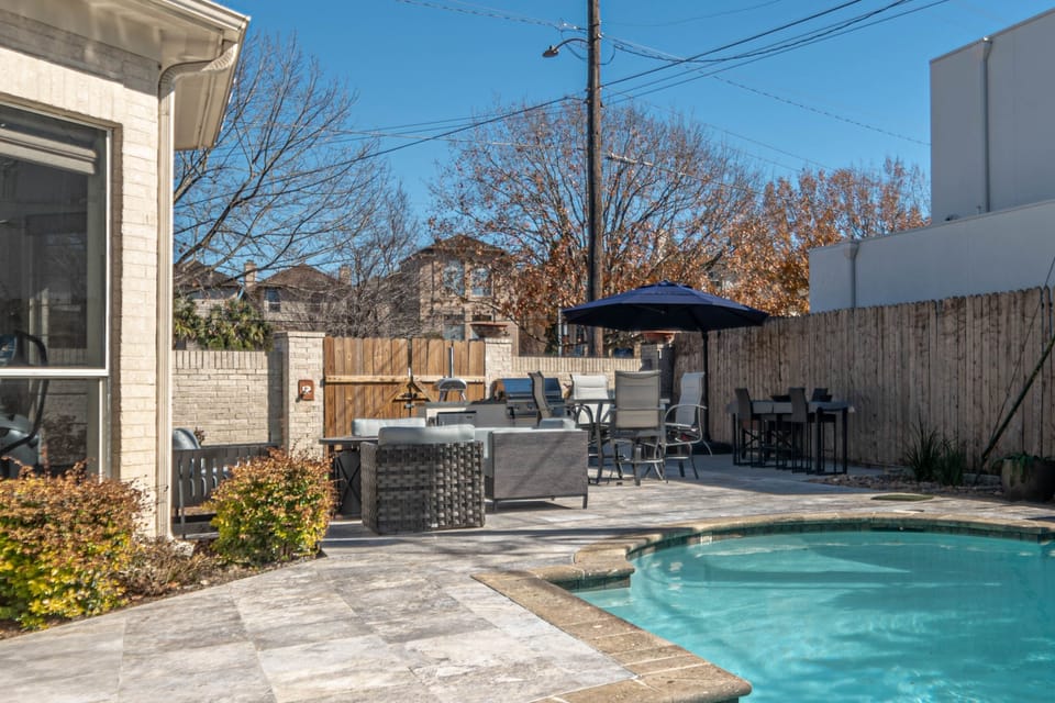 Seating for 8 with fire pit