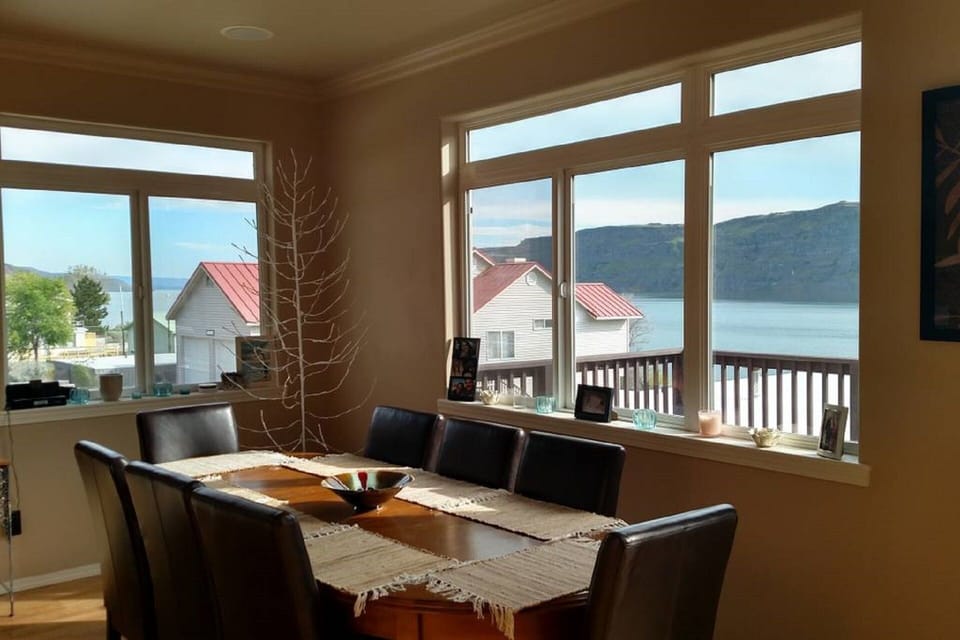 Dining room with full view of Columbia River