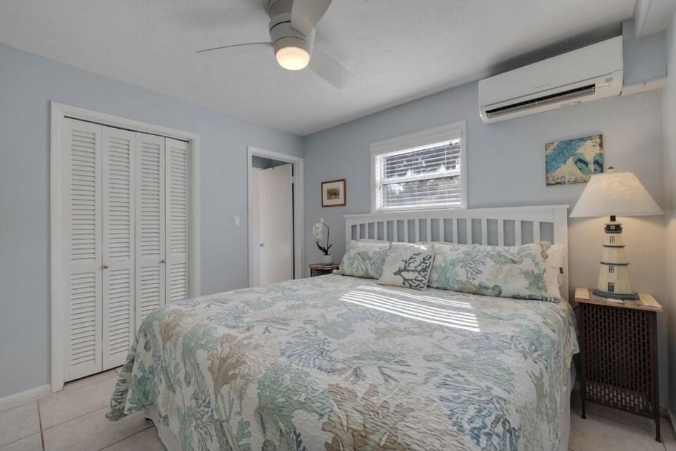 Bedroom with king size bed