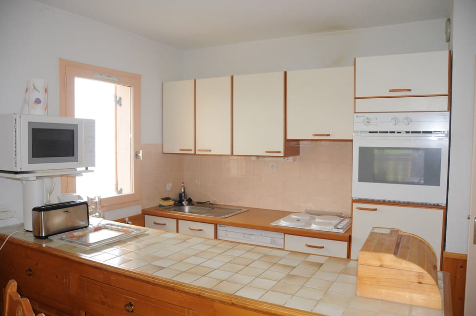 Living room: kitchen