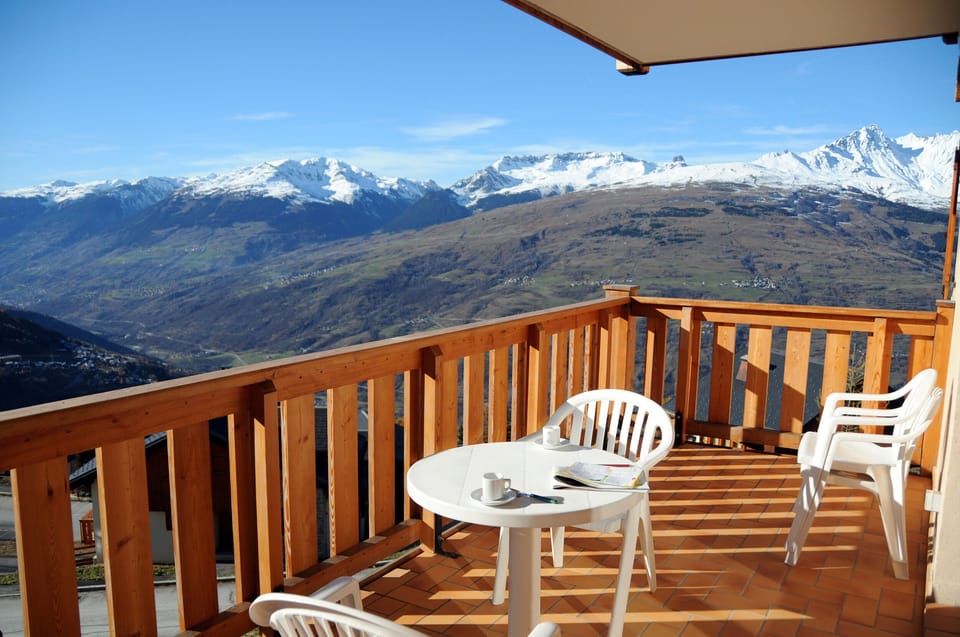 West balcony with view of the valley and Beaufortain