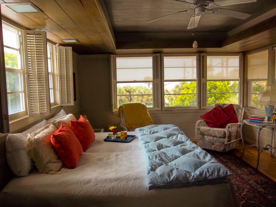 Spacious bedroom with kingsize bed and lots of room 