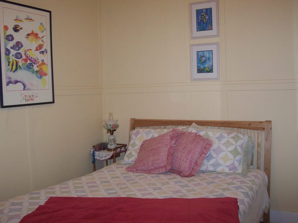 Front Bedroom, Queen Bed