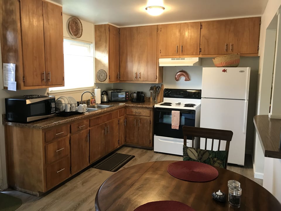 Well stocked kitchen/dining room