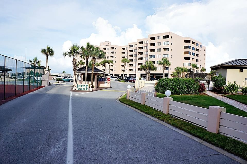 Large condo footprint swith plenty of parking
