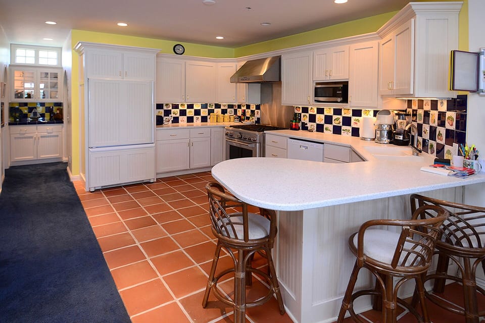 Kitchen with Breakfast Bar