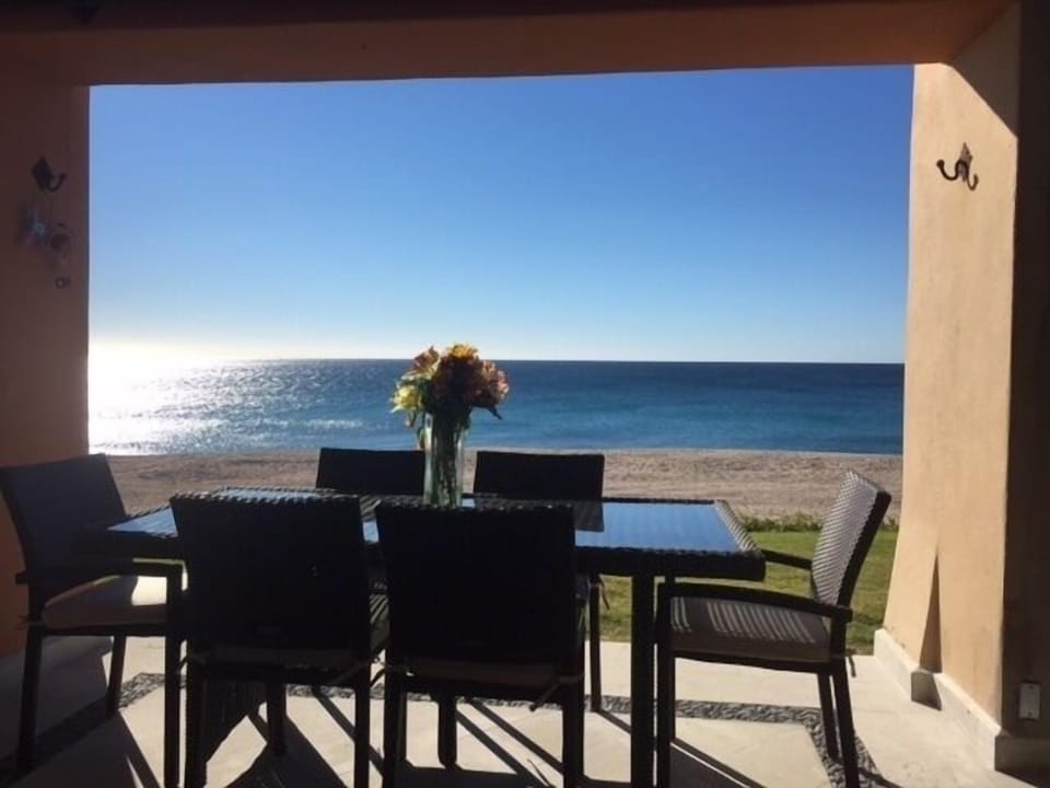 Outdoor dining with fantastic ocean views-enjoy the full moon,sunrise & sunset

