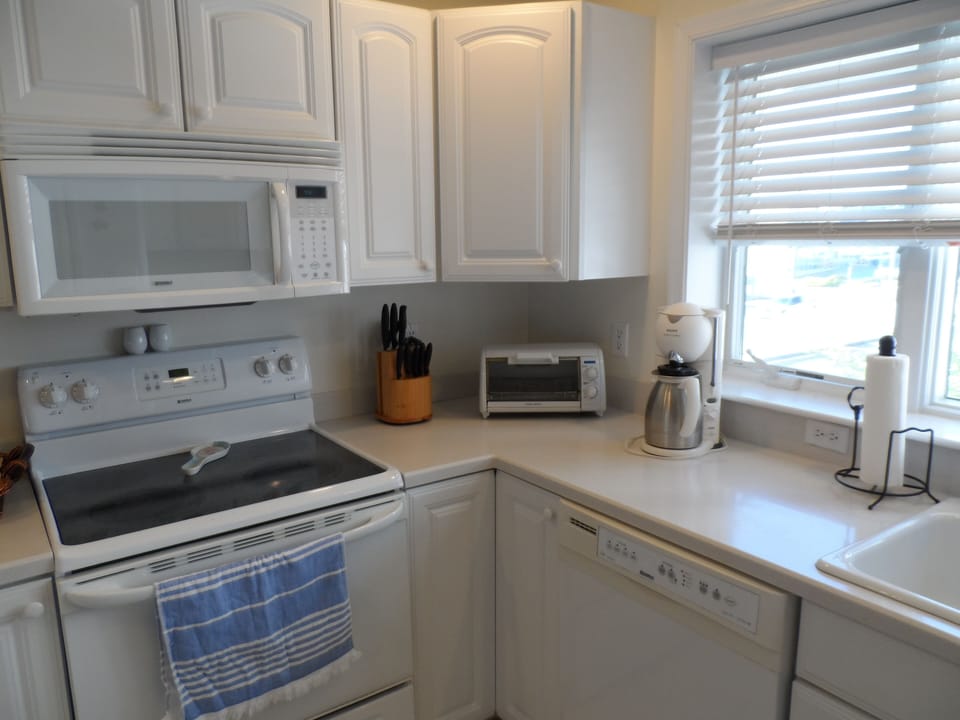 fully stocked kitchen. 2 coffee makers (1 kurig) 2 toasters (1 toaster oven)