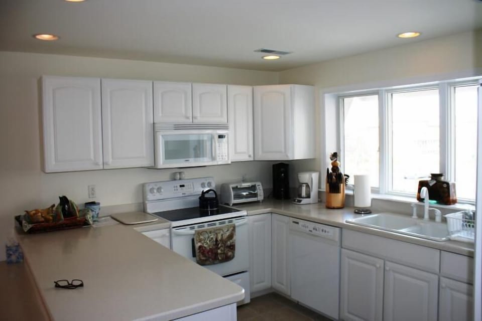 Kitchen, corian counter tops, dish washer, garbage dispoal, refrig w/ice maker