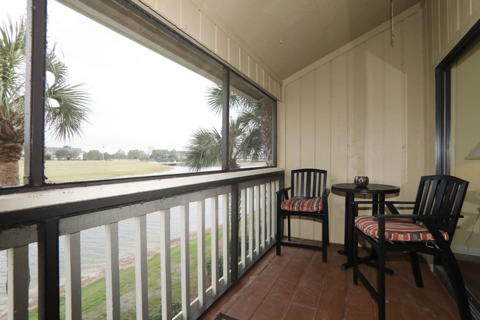 Screened in deck overlooks Lake Stewart and 14th hole of golf course