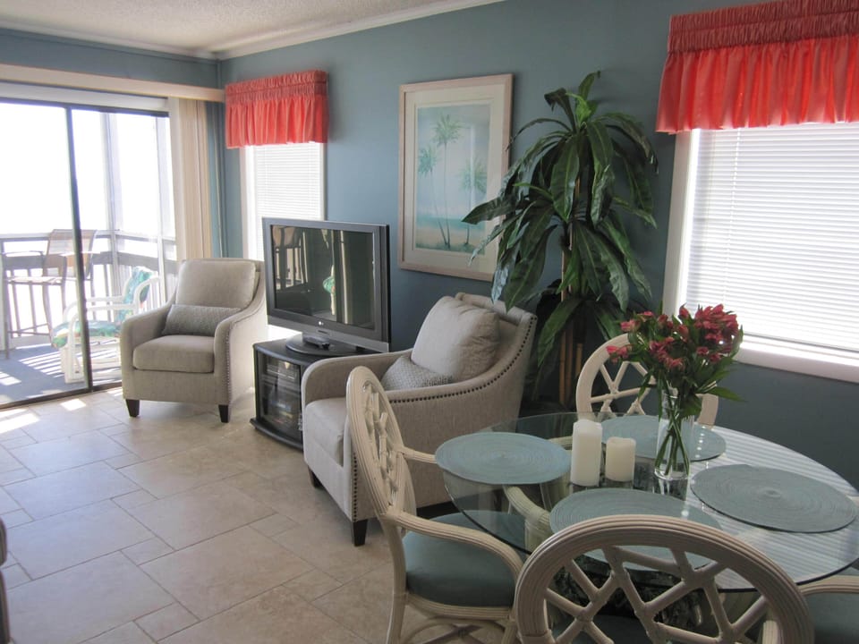 Direct oceanfront living and dining area.