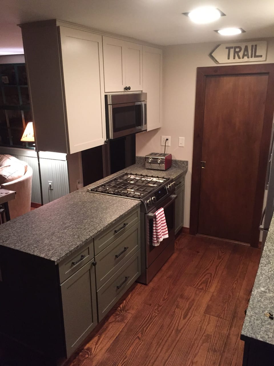 Bosch appliances include gas stove, microwave, refrigerator, and dishwasher.