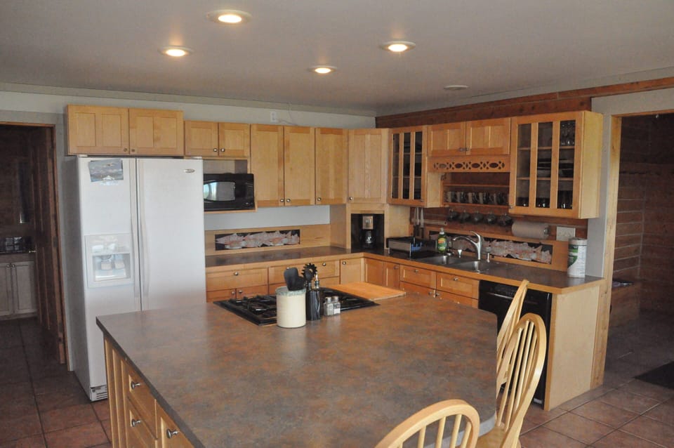 Kitchen and Bar
Seating for 4
