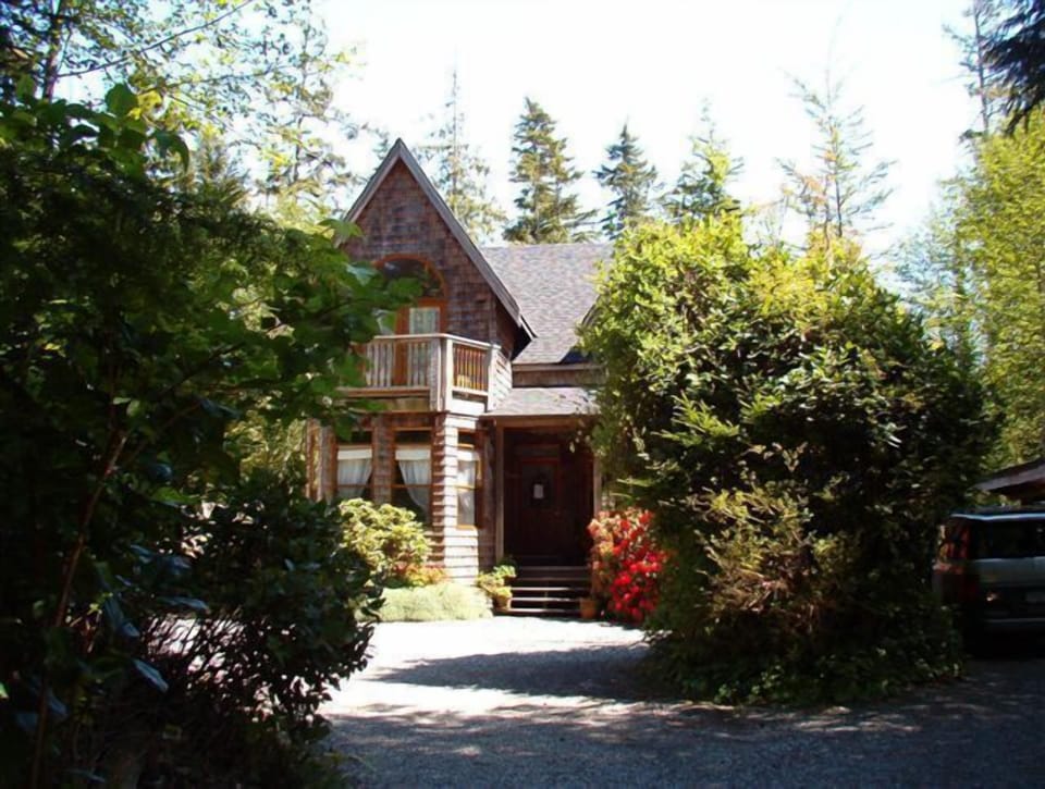 please check out my website at www.zoesatnorthbeach.com