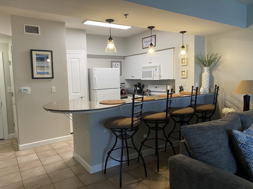 Full kitchen w/bar seating for four (4). Kitchen has Coffee & K-Cup maker ☕️