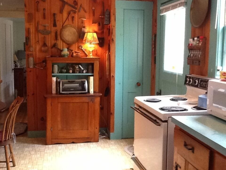 Kitchen with antique utensils (previous stove).