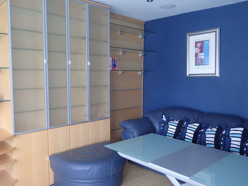 Lounge with table, 5 seater comfy leather sofa, Hi-def cable TV & blackout blind